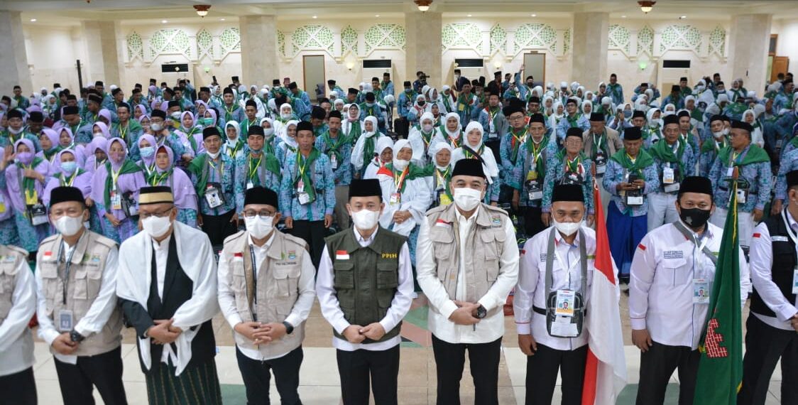 Ratusan Jemaah Calon Haji Asal Kabupaten Tangerang Dilepas Menuju Embarkasi Pondok Gede