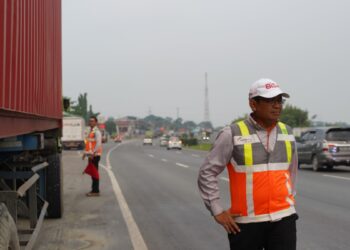 Direksi ASTRA Tol Tangerang Merak Tertibkan Kendaraan Parkir di Bahu Jalan