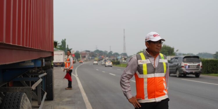 Presiden Direktur ASTRA Tol Tangerang-Merak, Krist Ade Sudiyono, saat melakukan Sidak kendaraan truk yang parkir di tepi ruas tol. FOTO: ISTIMEWA