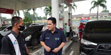 Menteri BUMN Erick Thohir Blusukan, Sidak SPBU Hingga Resmikan Jembatan di Tangerang