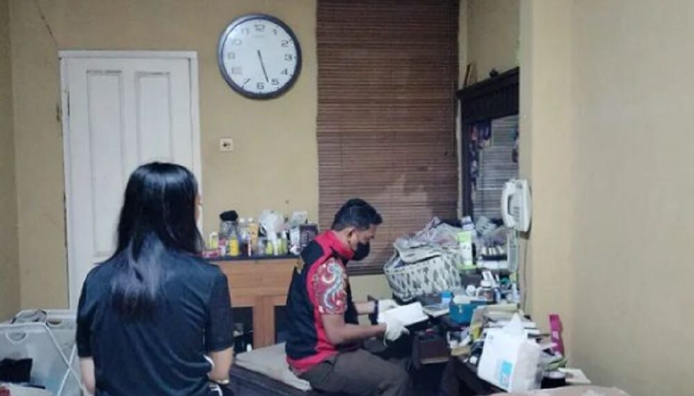 Tim penyidik Kejaksaan Tinggi Banten menggeledah rumah tersangka Rasyid Samsudin di di Jalan Prima Bintaro Kavling 6 RT 002 RW 005, Kelurahan Pondok Karya, Kecamatan Pondok Aren Tangerang Selatan Banten. FOTO: DOKUMENTASI KEJATI BANTEN