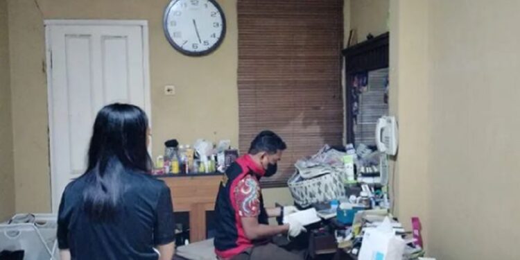 Tim penyidik Kejaksaan Tinggi Banten menggeledah rumah tersangka Rasyid Samsudin di di Jalan Prima Bintaro Kavling 6 RT 002 RW 005, Kelurahan Pondok Karya, Kecamatan Pondok Aren Tangerang Selatan Banten. FOTO: DOKUMENTASI KEJATI BANTEN