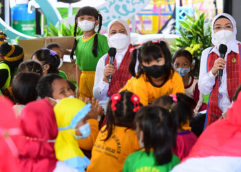 Kunjungi SKB Kab. Tangerang dan PAUD, Iriana Jokowi dan Wury Maruf Amin Terpukau Lihat Anak-anak Bernyanyi