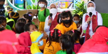 Kunjungi SKB Kab. Tangerang dan PAUD, Iriana Jokowi dan Wury Maruf Amin Terpukau Lihat Anak-anak Bernyanyi