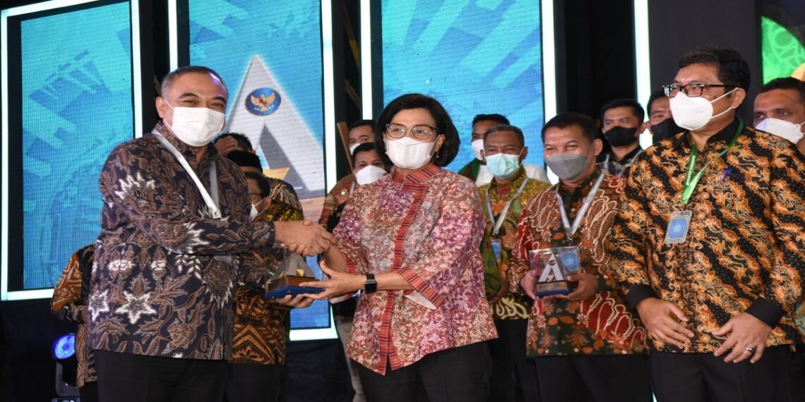 Bupati Tangerang Ahmed Zaki Iskandar terima pelakat penghargaan raihan WTP dari Kemenkeu RI. FOTO: ISTIMEWA