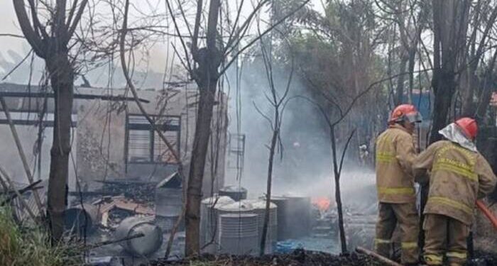 Sebuah rumah tinggal yang dijadikan tempat penyimpanan tiner terbakar, di Jalan Tanjung Pasir, Kampung Kebon Jamblang, RT 04/05, Desa Pangkalan, Kecamatan Teluknaga Kabupaten Tangerang Banten, sekitar pukul 13.00 WIB, Senin (26/9/2022). FOTO: DOKUKMENTASI BPBD KABUPATEN TANGERANG