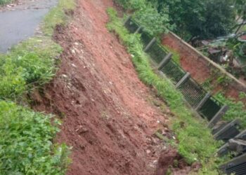 BREAKING NEWS: Diguyur Hujan, Turap Sepanjang 30 Meter Ambrol Terbawa Longsor di Keranggan