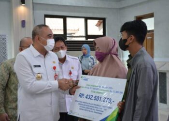 Bupati Tangerang Serahkan Santunan BPJS Ketenagakerjaan