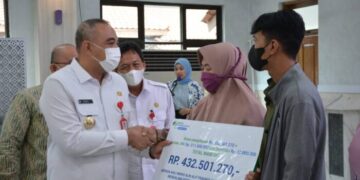 Bupati Tangerang Serahkan Santunan BPJS Ketenagakerjaan