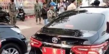 Mobil Dinas Wali Kota Cilegon Banten Disandera Demonstran di Jakarta