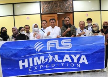 Sekda Kabupaten Tangerang Lepas Memet Taklukan Gunung Himalaya