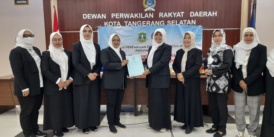 Prosesi peralihan masa pimpinan KPPI Tangsel yang sebelumnya dijabat mantan Anggota DPRD Kota Tangsel Fraksi PKS, Siti Chadijah kepada koleganya asal Fraksi Gerindra, Mulyanah Anwar, di ruang Aspirasi DPRD Kota Tangsel, Kecamatan Setu, Rabu (21/9/2022). ( JEK )