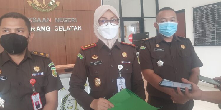 Kepala Kejaksaan Negeri (Kajari) Tangsel, Silpia Rosalina didampingi Kepala Seksi Intel (Kastel) Purqon dan Kepala Seksi Pidana Khusus (Kasi Pidsus) Reza Pahlawan, saat ekspos kasus tersebut kepada wartawan di gedung Kejari Tangsel, Jalan Promoter Serpong, Selasa (13/09/2022). (Jarkasih)