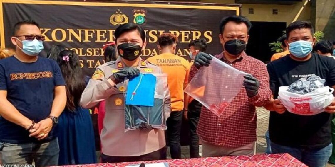 Press konference penangkapan PSK dan mucikari prostitusi online oleh Polsek Pagedangan. FOTO: ISTIMEWA