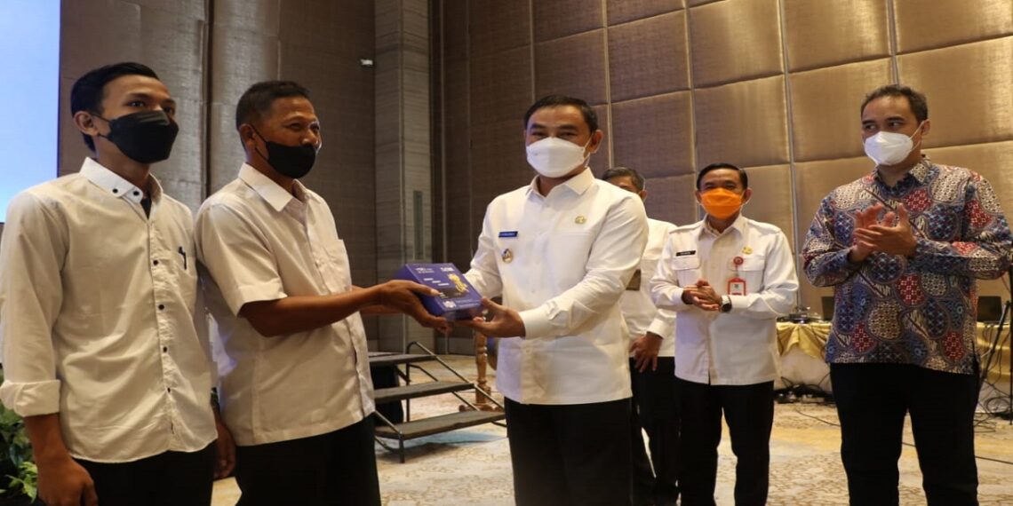 Wakil Bupati Tangerang saat membuka acara Bimbingan Teknis (Bimtek) Pendistribusian Bantuan STB dari Pemerintah ke Kabupaten Tangerang dalam Rangka Analog Switch Off (ASO) yang digelar di Hotel Novotel, Kota Tangerang Banten. FOTO: ISTIMEWA