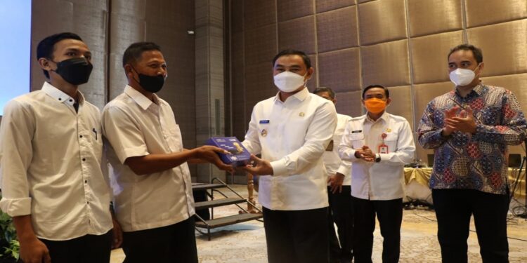 Wakil Bupati Tangerang saat membuka acara Bimbingan Teknis (Bimtek) Pendistribusian Bantuan STB dari Pemerintah ke Kabupaten Tangerang dalam Rangka Analog Switch Off (ASO) yang digelar di Hotel Novotel, Kota Tangerang Banten. FOTO: ISTIMEWA