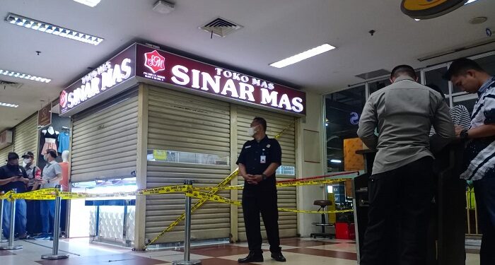 Polisi saat lakukan olah tempat kejadian perkara dan memasang garis polisi di area toko emas Sinar Mas di ITC BSD Serpong. Jarkasih/halobanten.com
