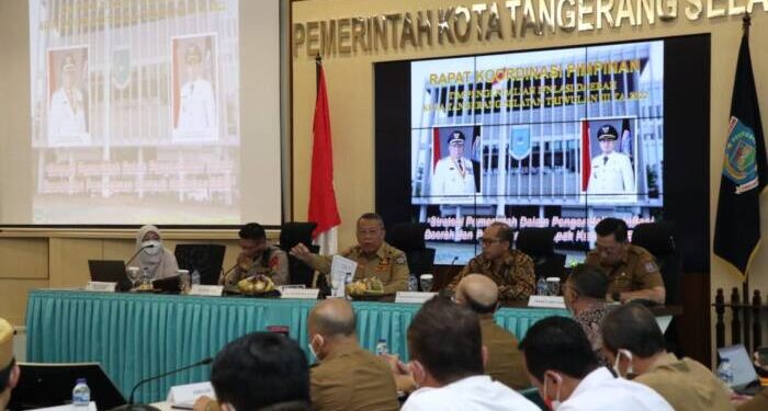 Wali Kota Tangsel Benyamin Davnie saat memimpin rapat koordinasi Tim Pengendalian Inflasi Daerah (TPID) Tangerang Selatan