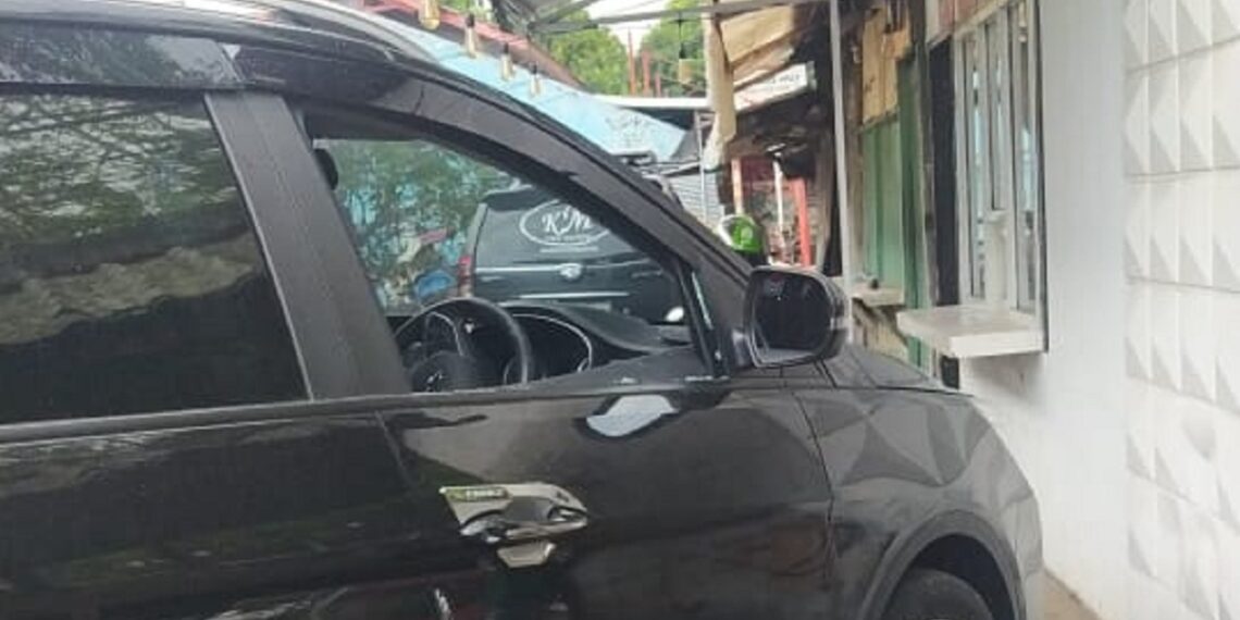 Kaca bagian pintu depan mobil tampak pecah diduga dipecahkan oleh para pelaku pencurian dengan modus pecah kaca di Pamulang. FOTO: Jarkasih