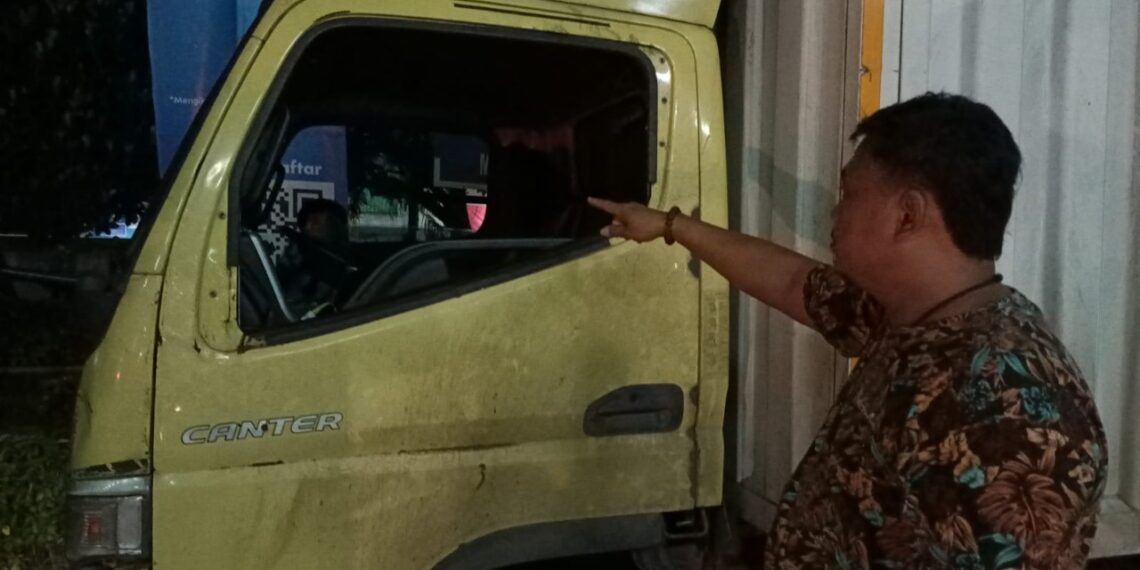 Sopir truk pengantar paket JNE menunjukkan kaca mobil yang pecah akibat dilempari batu. FOTO: JARKASIH