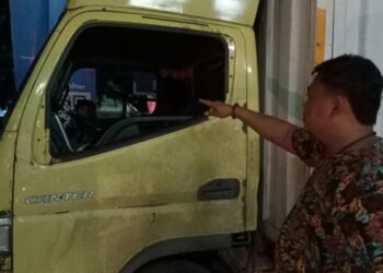 Kesal Bunyi Klakson, Truk Pengantar Paket JNE Dilempari Batu di SPBU Neglasari, Sopir dan Kernet Alami Luka