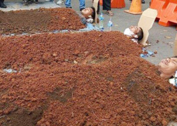 Tolak Relokasi Makam Syekh Buyut Jenggot, Warga Gelar Aksi ‘Kubur Diri’ di Depan Kantor Wali Kota Tangerang