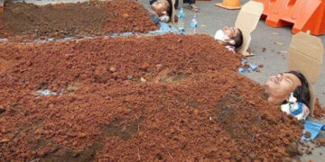 Tolak Relokasi Makam Syekh Buyut Jenggot, Warga Gelar Aksi ‘Kubur Diri’ di Depan Kantor Wali Kota Tangerang