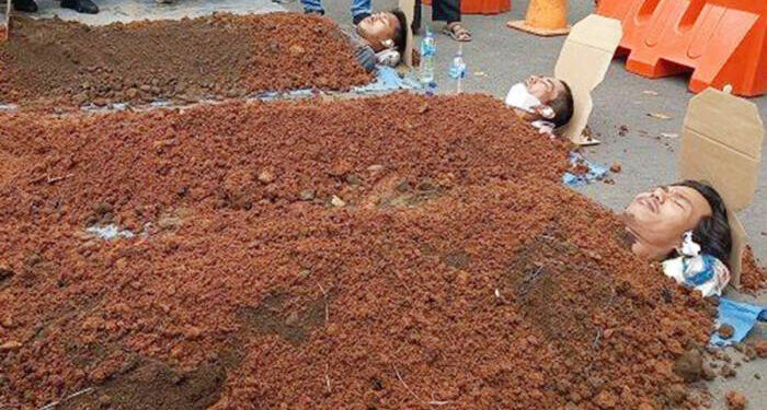 Warga Panunggangan Barat, Kota Tangerang, Banten, ramai-ramai mendatangi kantor Wali Kota Tangerang Banten, Kamis (29/9/2022), sesampainya di lokasi, warga menggelar aksi 'kubur diri'.