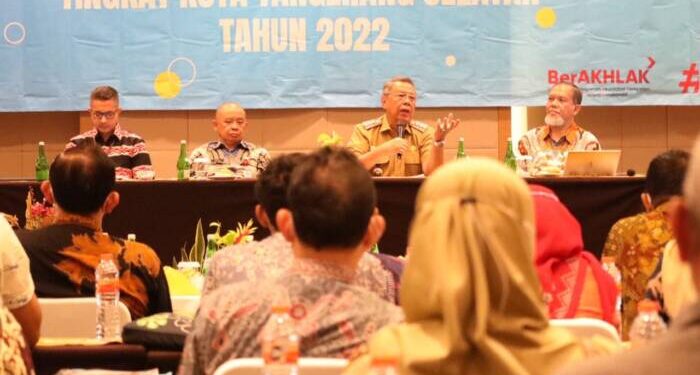 Wali Kota Tangerang Selatan Benyamin Davnie, saat memberikan arahan dalam kegiatan monev Akuntabilitas Kinerja Instansi Pemerintah (AKIP) di Hotel Santika, BSD Serpong, Tangerang Selatan, Banten, Kamis (29/9/2022). FOTO: ISTIMEWA