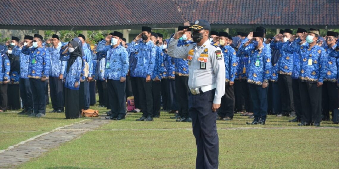 Bupati Tangerang Ahmad Zaki Iskandar memimpin upacara hari kesadaran nasional yang dirangkaikan dengan peringatan Hari Perhubungan Nasional ke 51 dan Hari Olahraga Nasional ke 39 Tingkat Kabupaten Tangerang. Acara digelar di lapangan Maulana Yudha Negara Puspemkab Tangerang, Banten, di Kecamatan Tigaraksa, Senin (19/9/2022). (JEK)