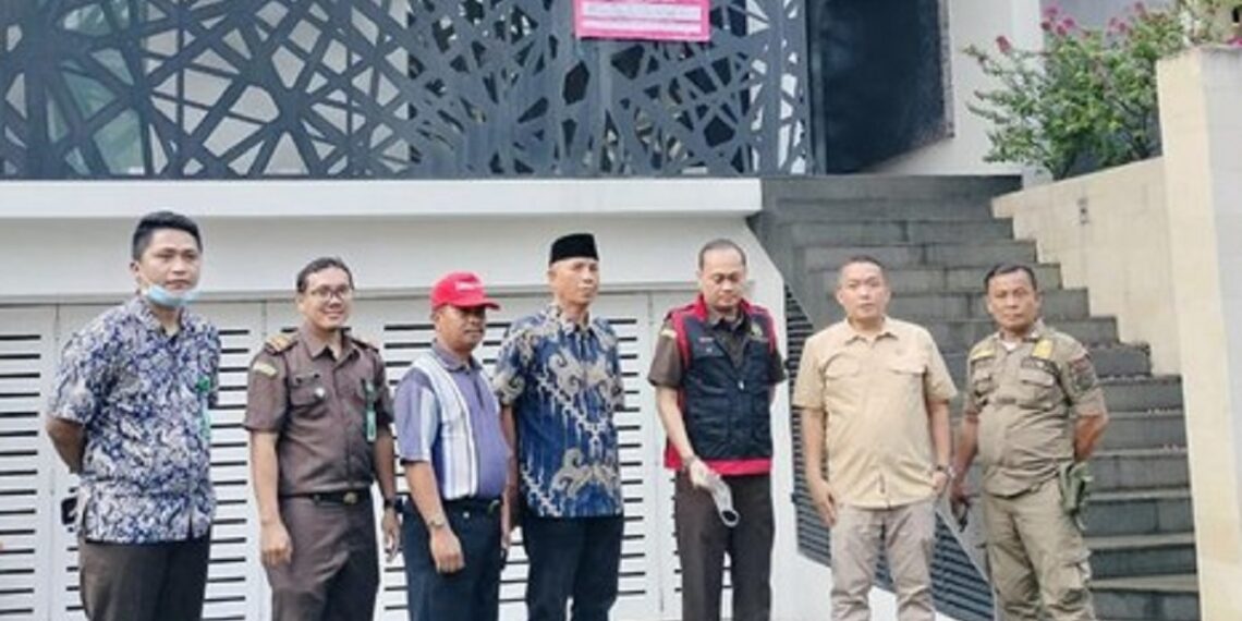 Tim penyidik Kejati Banten menyita tanah dan rumah mewah milik RS, tersangka korupsi dana KMK dan KI di Bank Banten, di bilangan Bintaro Pondok Aren Tangerang Selatan. (FOTO: DOKUMENTASI KEJATI BANTEN/ISTIMEWA)
