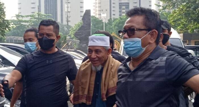pendiri sekaligus pemimpin tertinggi Khilafatul Muslimin, yakni Abdul Qadir Hasan Baraja yang ditangkap pada Selasa (7/6/2022) di Bandar Lampung. Foto: PMJ