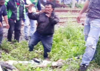 Lansia Pengemudi Motor Terkapar Tersambar Kereta di Cisauk