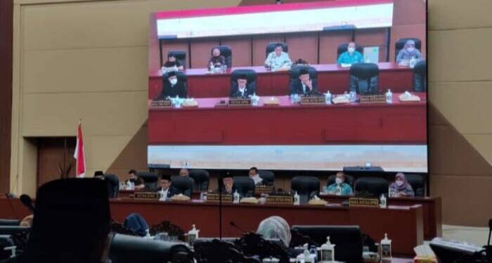 Rapat Paripurna pandangan umum fraksi-fraksi terhadap pengantar nota keuangan R-APBD tahun anggaran 2023, di Gedung DPRD Kota Tangsel, Setu, Kamis (29/9/2022). FOTO: JARKASIH
