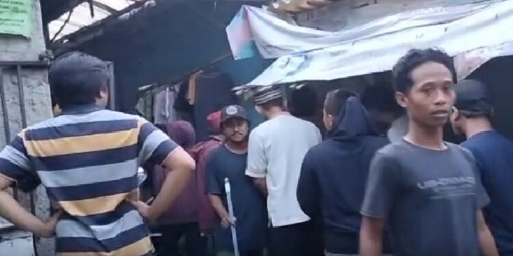 Tangkapan layar video memperlihatkan warga saat mengepung rumah kontrakan yang dihuni oleh para terduga pelaku pengeroyokan dan penganiayan terhadap Sekdis Pariwisata Tangsel Yanuar dan ketua RW Syarifudin di Serpong Utara Tangerang Selatan Banten. ( JEK )