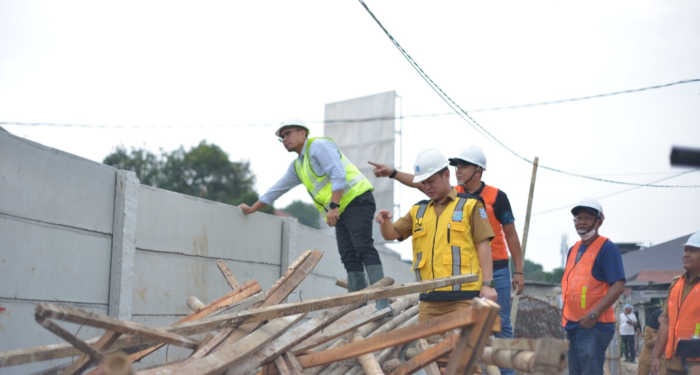 Wakil Wali Kota Tangsel Pilar Saga Ichsan meninjau langsung pembangunan di Kampung Bulak Pondok Kacang Timur, pada Selasa (26/10/2022).