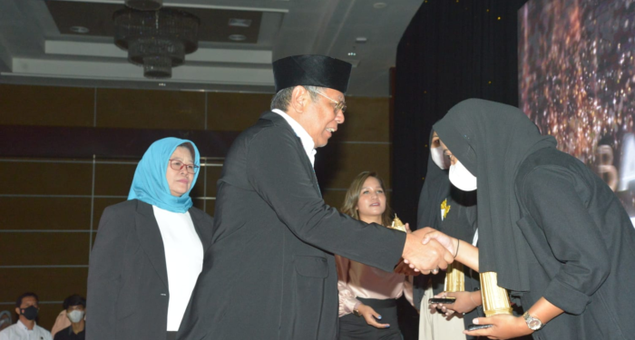 Penghargaan diberikan secara langsung oleh Wali Kota Tangerang Selatan Benyamin Davnie dalam acara Malam Apresiasi Insan Olahraga di Swiss-Belhotel, BSD, Serpong.