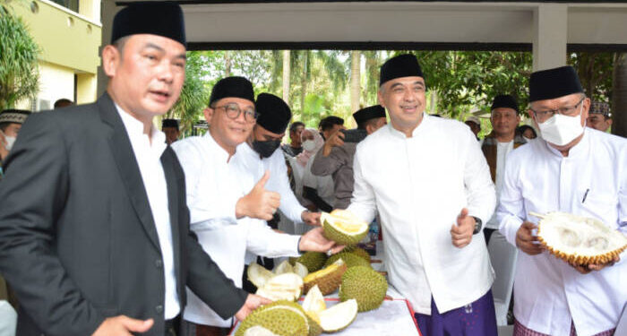 Bupati Tangerang Ahmed Zaki Iskandar, Wabup H. Mad Romli, dan Sekda Moch Maesyal Rasyid "Ngariung" bareng sambal makan duren bersama para santri.