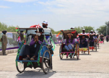 Ratusan Becak dan Rampak Bedug Sambut Delegasi PEMSEA PNLG di Ketapang Urban Aquaculture