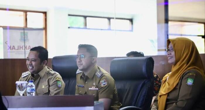 Wali Kota Tangerang Arief R Wismansyah memaparkan terkait dunia Pemerintahan elektronik atau e-government milik Pemkot Tangerang kepada Bupati bandung Barat Hengky Kurniawan.