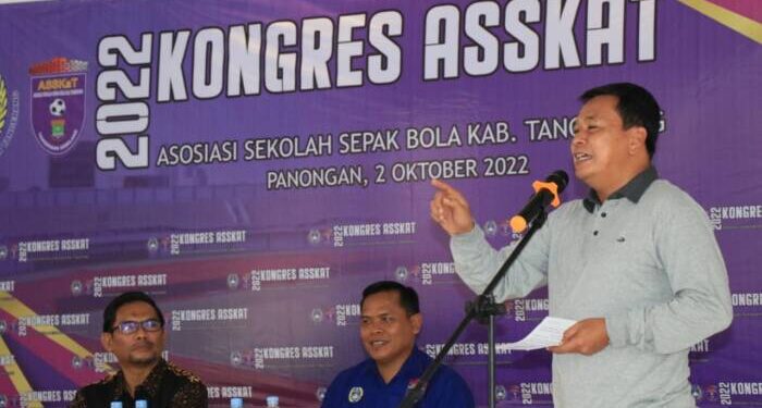 Sekretaris Daerah Kabupaten Tangerang Moch Maesyal Rasyid, membuka Kongres Asosiasi Sekolah Sepak Bola (ASSKAT) Kabupaten Tangerang, di Aula Kecamatan Panongan. JARKASIH