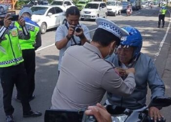 Operasi Zebra Jaya 2022 di Serpong, Pengendara Melanggar Ditegur dan Diberi Helm