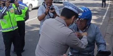 Operasi Zebra Jaya 2022 di Serpong, Pengendara Melanggar Ditegur dan Diberi Helm