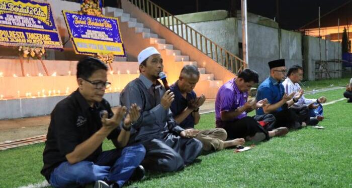 Oldstar Persita Tangerang menggelar doa bersama untuk mengenang sepekan tragedi di stadion Kanjuruhan, Malang, Jawa Timur, yang menghilangkan ratusan nyawa para suporter. JEK