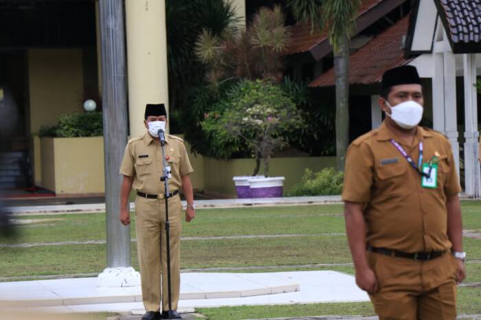 Sekretaris Daerah (Sekda) Kabupaten Tangerang Moch Maesyal Rasyid memimpin apel pagi di Lapangan Maulana Yudha Negara, Pusat Pemerintahan Kabupaten Tangerang, Banten, Kecamatan Tigaraksa. JEK