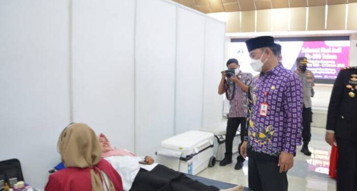 Wakil Bupati Tangerang Mad Romlie meninjau kegiatan donor darah di GSG Puspemkab Tangerang. JEK