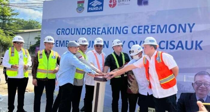 Bupati Tangerang Ahmed Zaki Iskandar melakukan ground breaking pembangunan flyover Cisauk, Sabtu (29/10/2022).