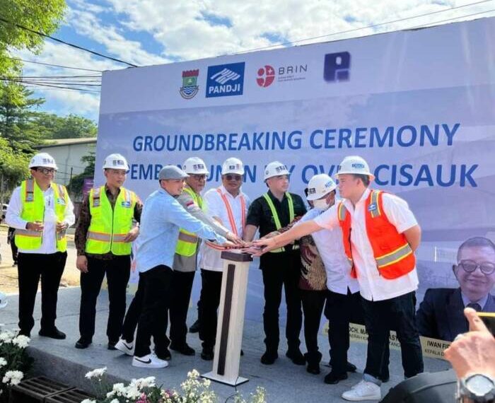 Bupati Tangerang Ahmed Zaki Iskandar melakukan ground breaking pembangunan flyover Cisauk, Sabtu (29/10/2022).