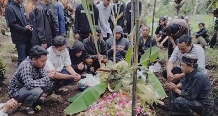 Pihak keluarga memakamkan jenazah mendiang Farzah di Taman Pemakaman Umum (TPU) Sudimoro, pada Senin, 24 Oktober 2022.