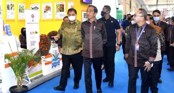 Presiden Jokowi didampingi sejumlah menteri melihat pameran di acara Trade Expo Indonesia ke-37 di ICE, BSD City, Tangerang, Banten, Rabu (19/10/2022). (Foto: Satpres Setkab)